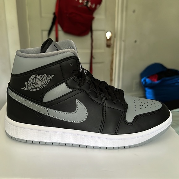 Women size 7.5 Jordan 1 MID - Picture 3 of 6